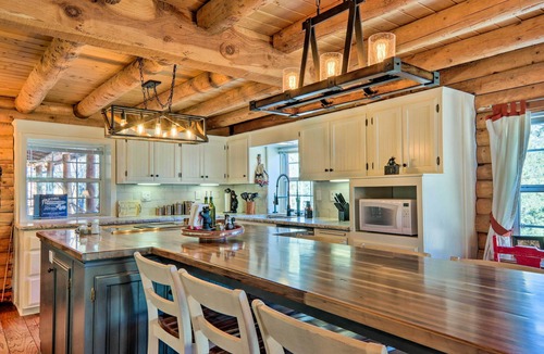 Pine Mountain Club Cabin | Pine Mountain Club Log Home w/Deck + Grill!