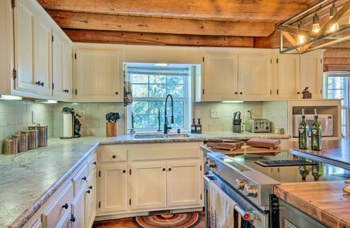 Pine Mountain Club Cabin | Pine Mountain Club Log Home w/Deck + Grill!