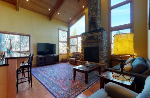 Groveland House | Pine Mountain Getaway (02-461)