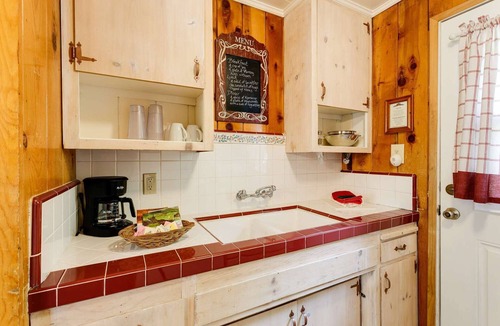 Twin Peaks Hotel | Pine Rose Cottage - Studio | One Bed | ¾ Bathroom | Sleeps Two Our smallest and coziest studio cabin