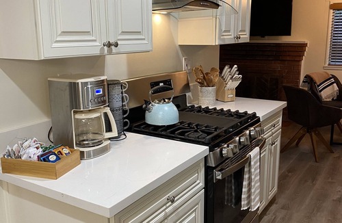 Crestline Cabin | Pine Tree Hideaway with flat property/parking