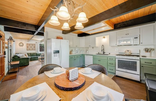 Sugarloaf Cabin | PineDenCabin: HotTub+Arcade+FirePit+EV Charger