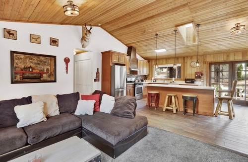 Fox Farm Cabin | Pines & Needles Retreat at Big Bear- Hot Tub- Central Location-