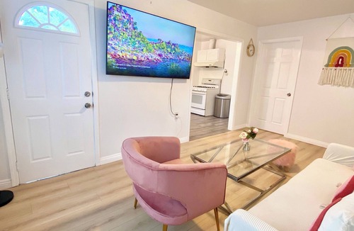 Rosemead House | Pink Charming 2BRs house near DTLA