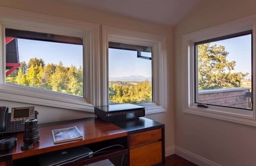 Freestone House | Pinot Views, sleeps 10, Pool/Spa, BBQ, Firepit