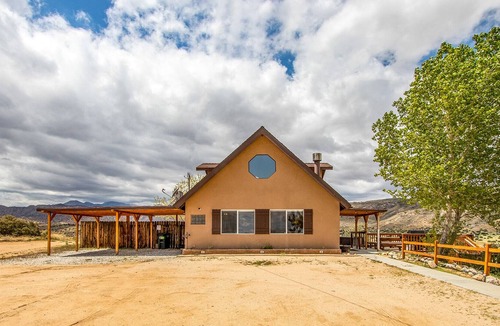 Pioneertown Cabin | Pioneertown Cabin, Walk to Pappy & Harriets