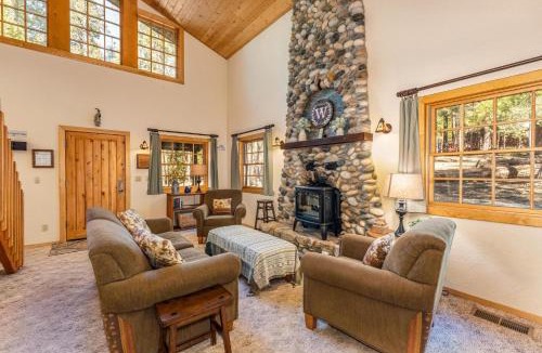 North Wawona House | Place to Call Home - Cabin INSIDE Yosemite - Dog Friendly