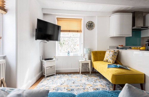 St Ives Cottage | Plane Sailing sleeps 4 in 2 bedrooms and is in the heart of St Ives, very close to beaches has an allocated parking space