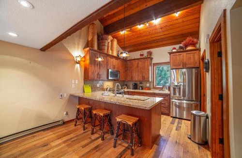 Mammoth Lakes House | Plush Mammoth Condo W Balcony Views