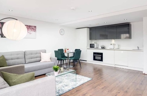 Birmingham City Centre Apartment | Pluxa Rose Quartz Luxury Stay*****