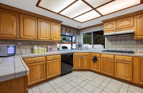 Simi Valley House | Poltergeist Movie House – Premium Stay with Pool, Hot Tub, Fire Pit & More