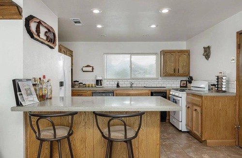 Ponderosa Cabin | Ponderosa Pines Family-friendly 3-bedroom cabin with Treehouse and Zip-line