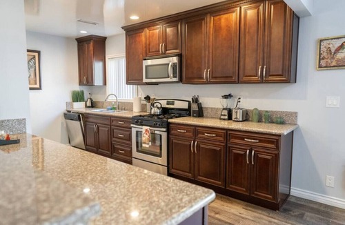 Van Nuys House | POOL!: 4BR HOME w/*SWIMMING POOL* and LARGE FENCED PATIO/YARD (p17)