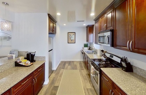 Van Nuys House | POOL!: 4BR HOME w/*SWIMMING POOL* and LARGE FENCED PATIO/YARD (p17)
