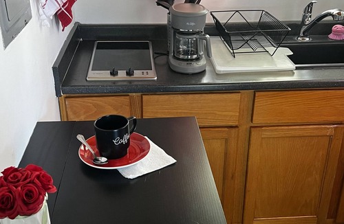 Burbank House | Pool Guesthouse near Hollywood & Studios