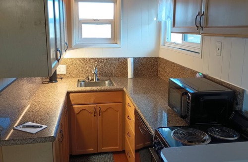 East Grove Cottage | Pool house - Close to San Diego Zoo Safari Park and Wineries.