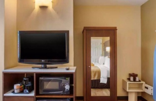 Roseville - Fleet Ridge House | Pool View 2 Queen Beds, Deluxe Room 2