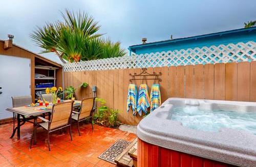 Beach Barber Tract House | Poolside Paradise