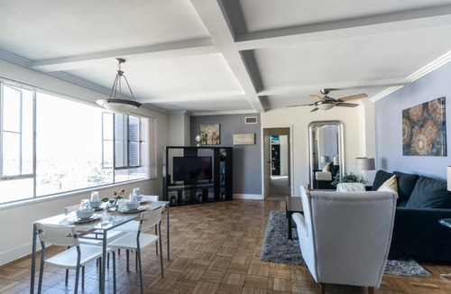 La Brea Apartment | Popular 2 bedroom condo near the Grove