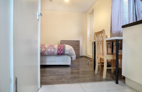West Ham House | Portway - Deluxe En-Suite Room