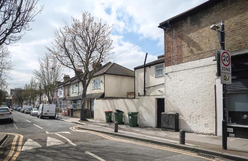 West Ham Apartment | PORTWAY - DELUXE GUEST ROOM 3