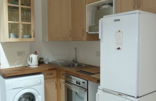 Ravenscourt Park Apartment | Practical independent 1 bed apartment in leafy street of Hammersmith