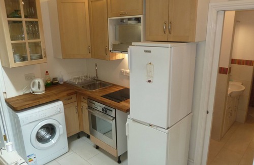 Ravenscourt Park Apartment | Practical independent 1 bed apartment in leafy street of Hammersmith