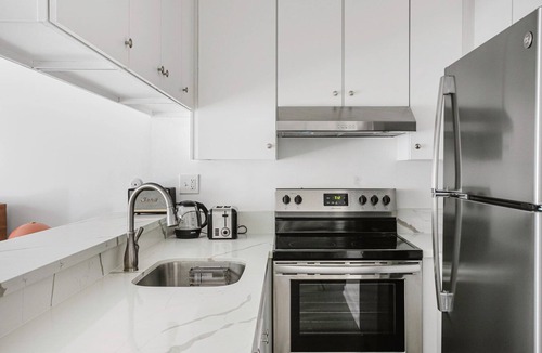 Miracle Mile Apartment | Premium Mid-Wilshire Studio w/Pool, A/C, nr Food & Shops, by Blueground
