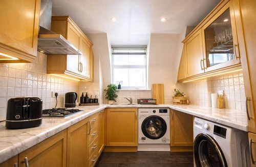 Tower Hill Apartment | Premium Tower Bridge Apartment with Pool Table and City Views