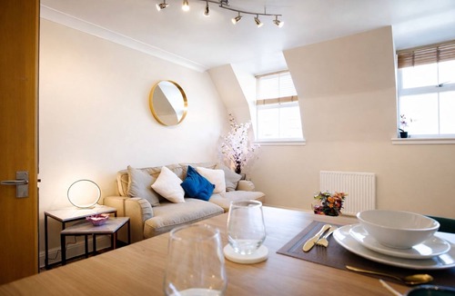 Tower Hill Apartment | Premium Tower Bridge Apartment with Pool Table and City Views