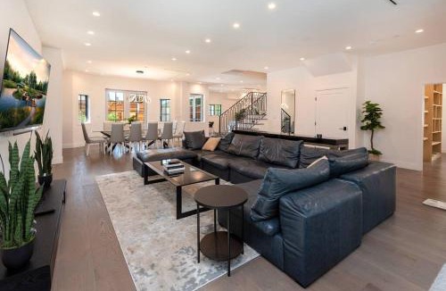 La Brea House | Prestigious 5BR Mansion w/Pool, Theatre & Jacuzzi