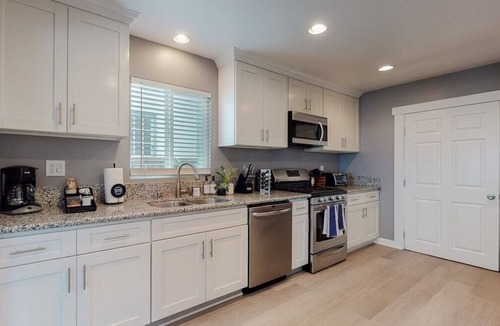 West Los Angeles House | Prime 3BR LA Westside Near local Beaches