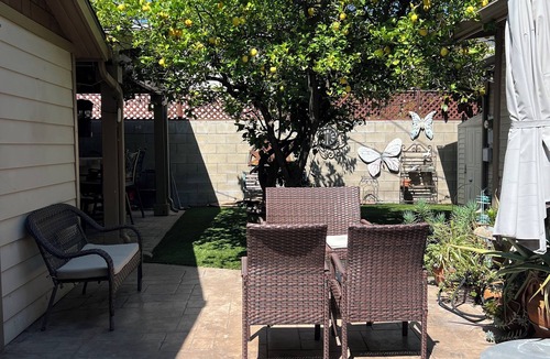 Grandview House | Prime Area w/Yard ~ Close to Studios!