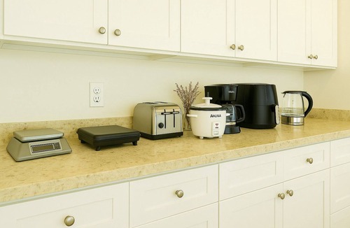 Laguna Hills Condo | Prime Location! 3BR, 10 Min to Beach, 5 Min to Irvine – Walk to Pool & Courts