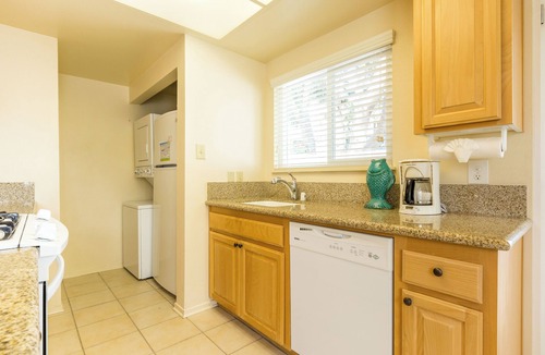 Oxnard Shores Hotel | Prime Location! Fully Equipped Kitchen, Parking Onsite!
