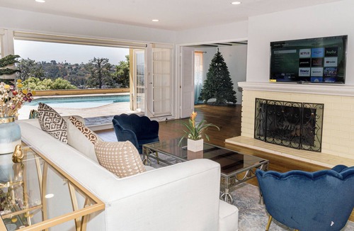 Walnut House | Prime Location. Panorama View. Peaceful Community.