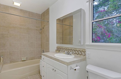 The Flats Apartment | Prime Northside Beverly Hills Guesthouse