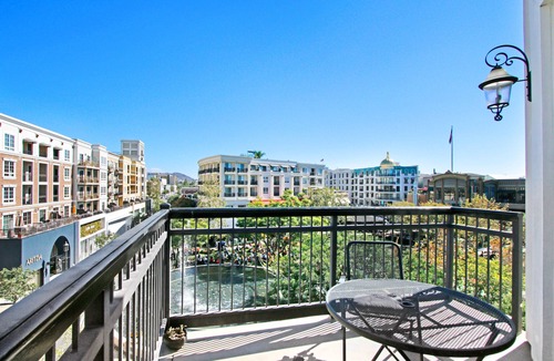 Downtown Apartment | PRIME, spacious Top Corner with spanning campus-fountain view @ the Americana!