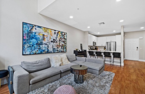 La Brea Apartment | Prime West Hollywood Penthouse Apartment with 3 Bedroom & Full Amenities