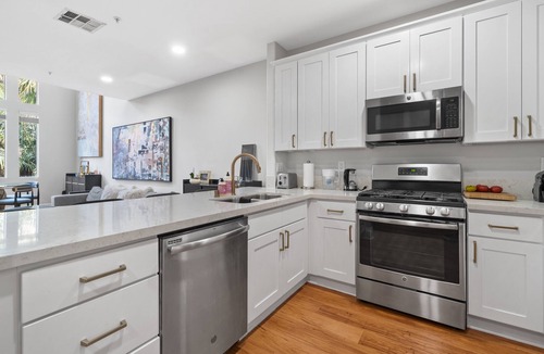 La Brea Apartment | Prime West Hollywood Penthouse Apartment with 3 Bedroom & Full Amenities