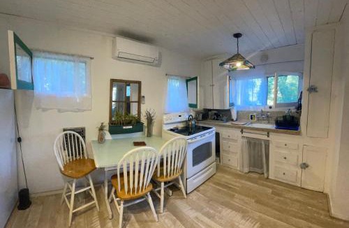 Fernwood Ski Chalet | Pristine Cottage Studio Nestled in the Topanga Woods