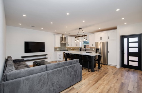 Sherman Oaks House | Private and Modern Getaway in Quiet Neighborhood