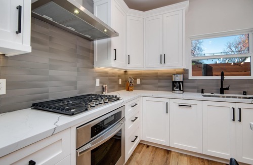 Sherman Oaks House | Private and Modern Getaway in Quiet Neighborhood