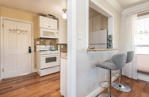 Hawthorne Apartment | Private Apartment near beaches, LAX, SoFi - w/Large Deck /Pets ok