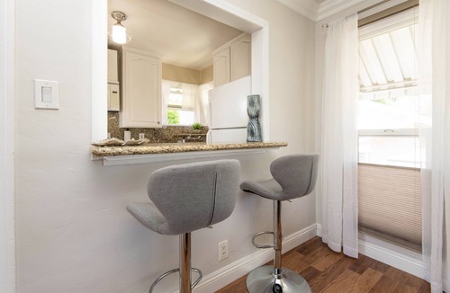 Hawthorne Apartment | Private Apartment near beaches, LAX, SoFi - w/Large Deck /Pets ok