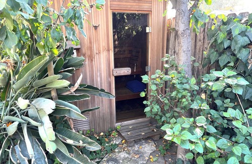 Valley Glen House | private bungalow njacuzzi and sauna
