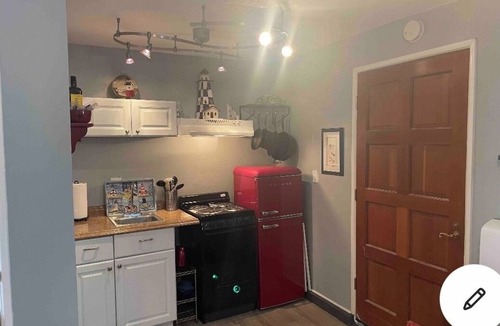 Roseville - Fleet Ridge Apartment | Private Coastal Studio Unit- Walk to Bay| Steps to Grocery, Transit, Restaurants
