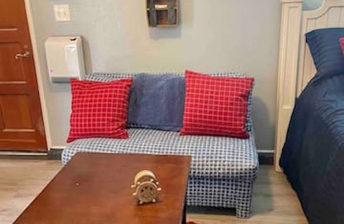 Roseville - Fleet Ridge Apartment | Private Coastal Studio Unit- Walk to Bay| Steps to Grocery, Transit, Restaurants