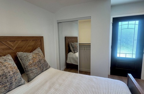 Beverly Hills House | PRIVATE, COMPLETELY RENOVATED ROOMY STUDIO GUEST HOUSE WITH A SPACIOUSE YARD.