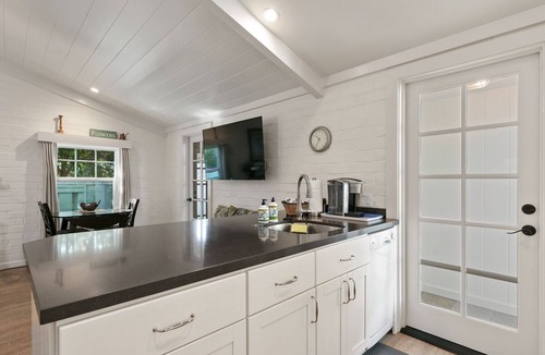 Encinitas House | Private Cottage! Easy Walk Through The Park To Encinitas And Moonlight Beach.